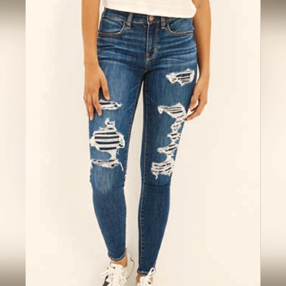 American Eagle Short Court Stretch Skinny Ripped Jeans.